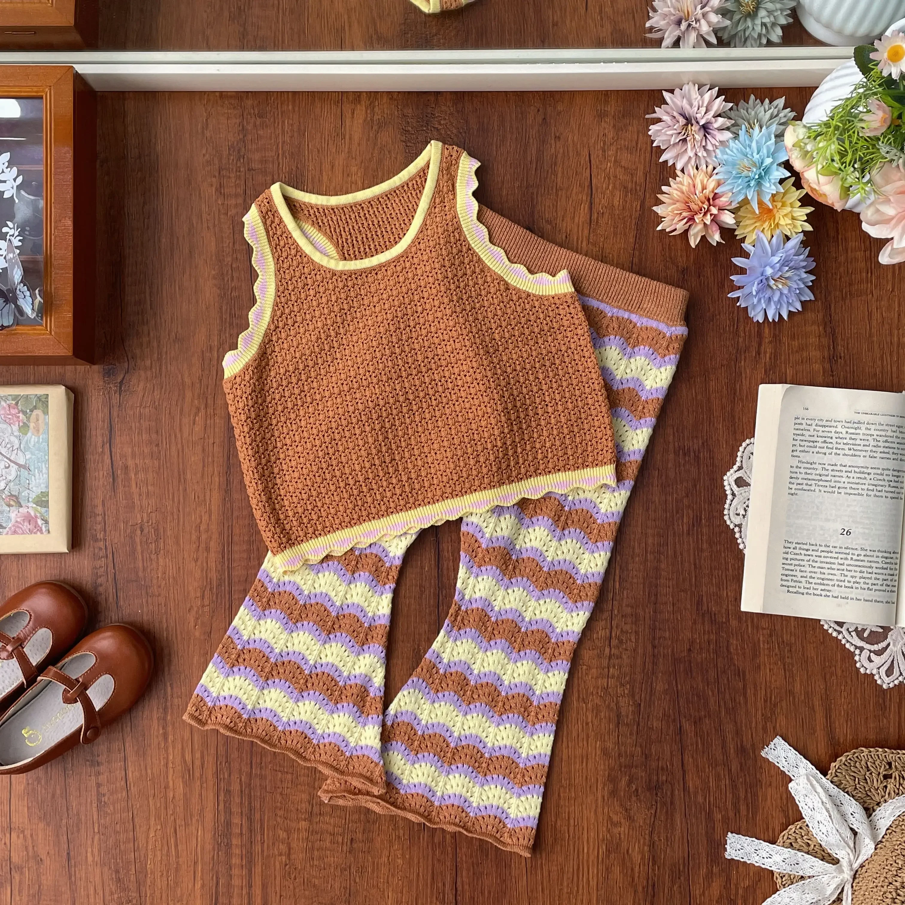 재고 있음 즉시 배송 아동용 스웨터 2025 복고풍 스타일 소녀용 투각 니트 스웨터 물결 모양의 자카드 긴 바지 세트