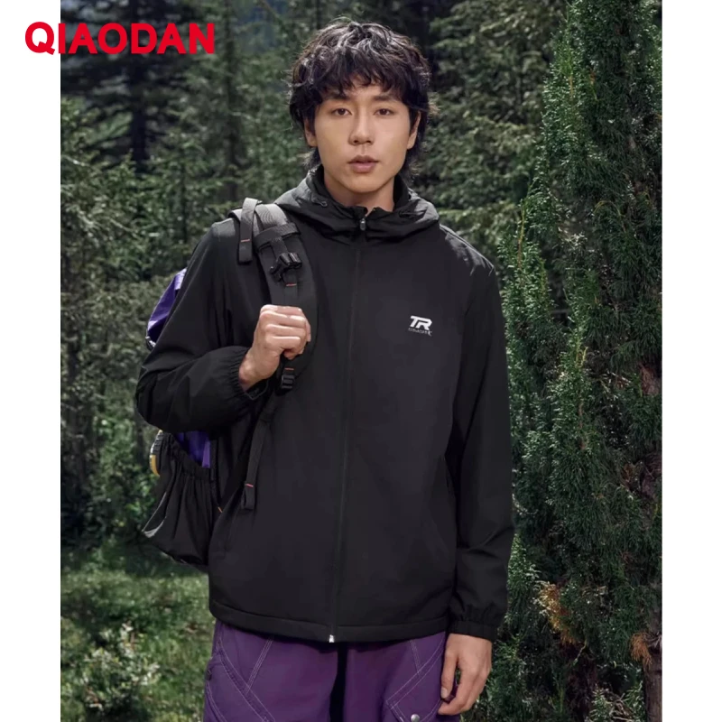 QIAODAN 남성용 방수 윈드 브레이커 2025 가을 새로운 후드 레저 스포츠웨어 솔리드 야외 지퍼 오버 코트 XFD33243305