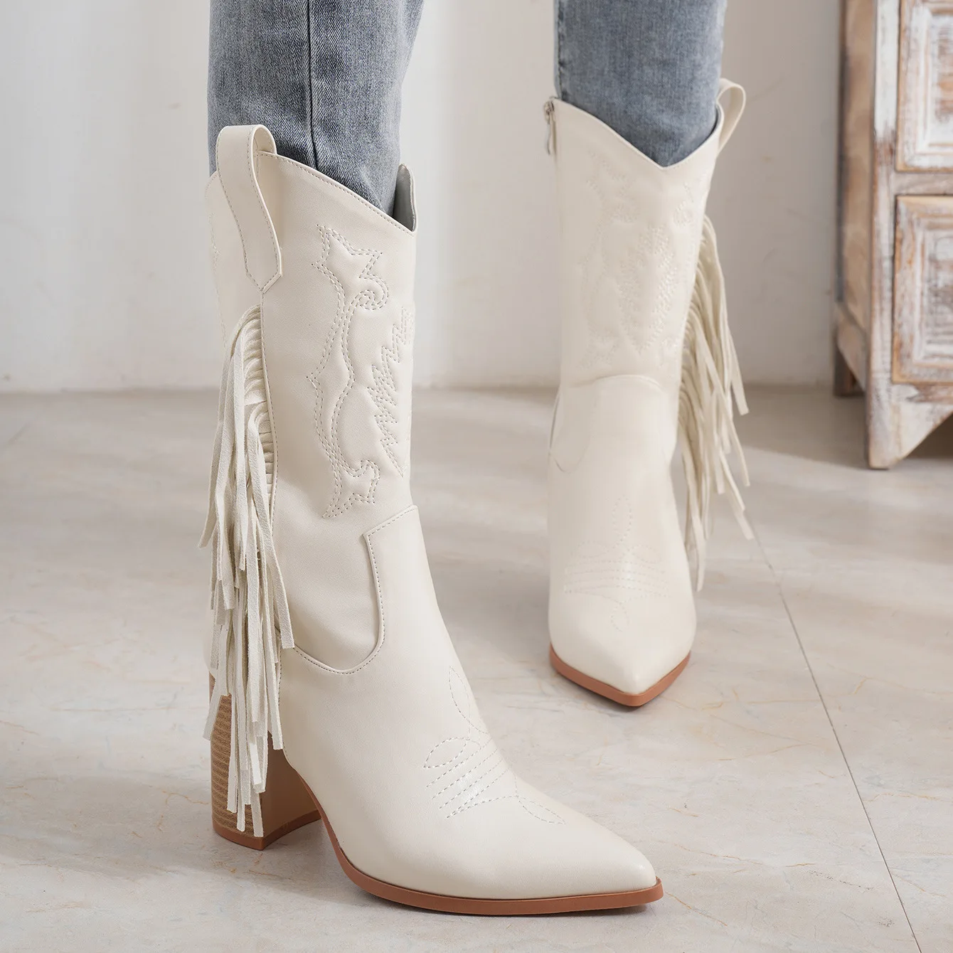 

2023 Autumn New Pointed Thick Heel Mid Sleeve Knight Boots Embroidered Totem White Western Denim Boots Luxury Fashion Boot Large