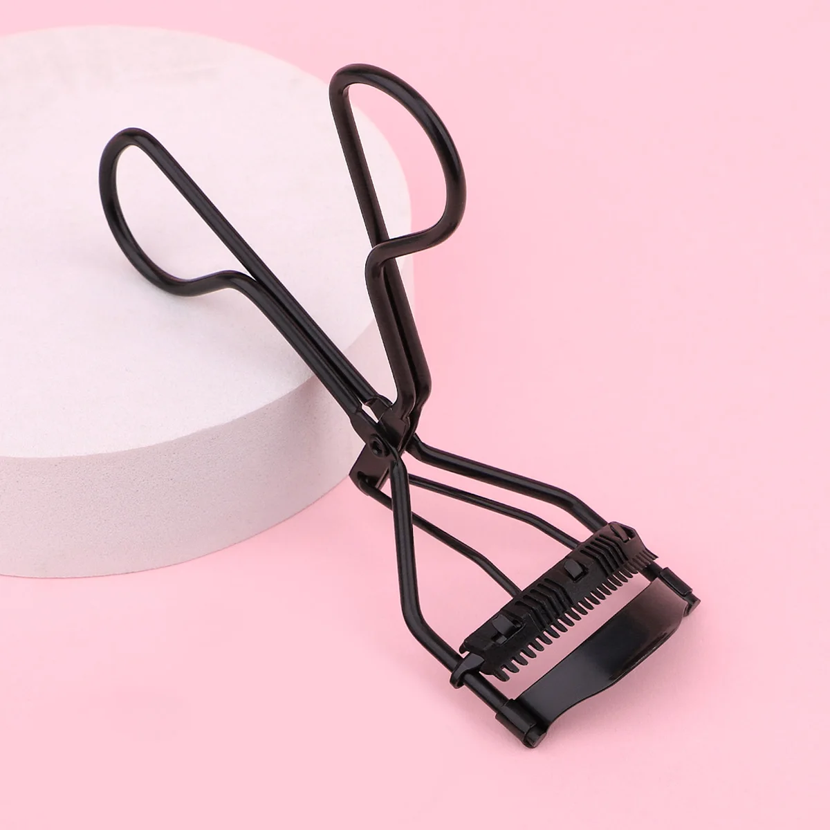 Description Picture 2 of item1 portable eyelash curler with 5 silicone pads, stainless steel eyelash curler, permanently shaping big eyes.