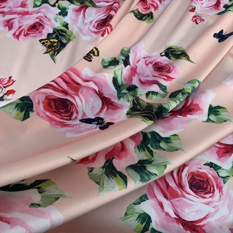 Frühling Sommer Rosen-Schmetterlings-Muster Digitaldruck Stretch-Satin-Stoff Handgefertigtes DIY-Nähmaterial pro Meter