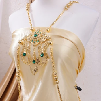 Le spose arabe indossano gioielli con catena a spalla, lega di strass, decorazioni per il seno con perline a mano, accessori per abiti classici staccabili