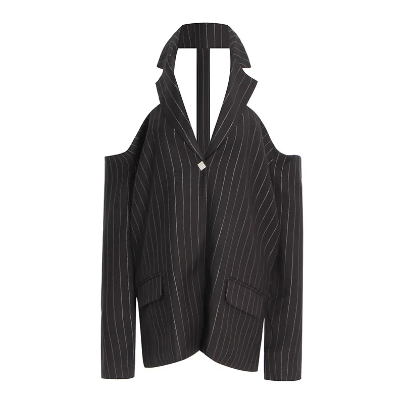 Рисунок 5 - Женский костюм с открытыми плечами