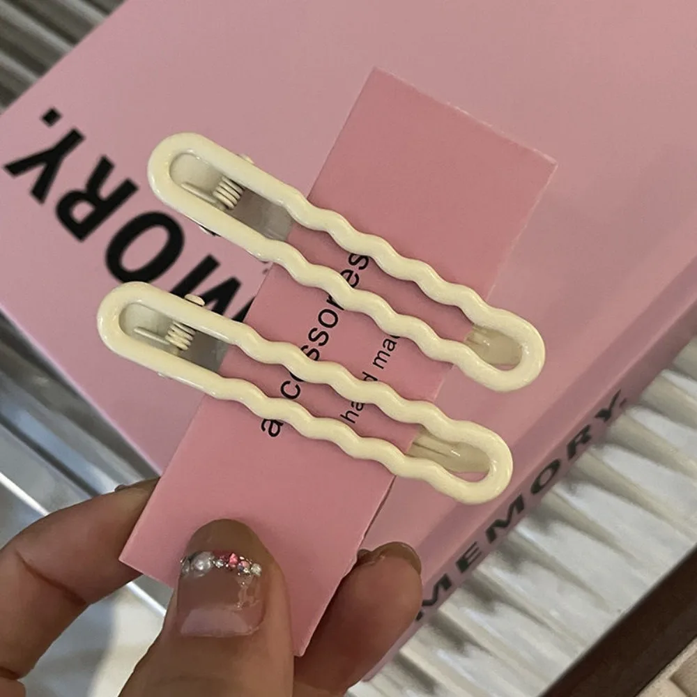 Legierung bonbon farbene süße Haarnadel trend ige einfarbige Haarnadel mit gewellter Seite einfache Haars pange – Detail 4