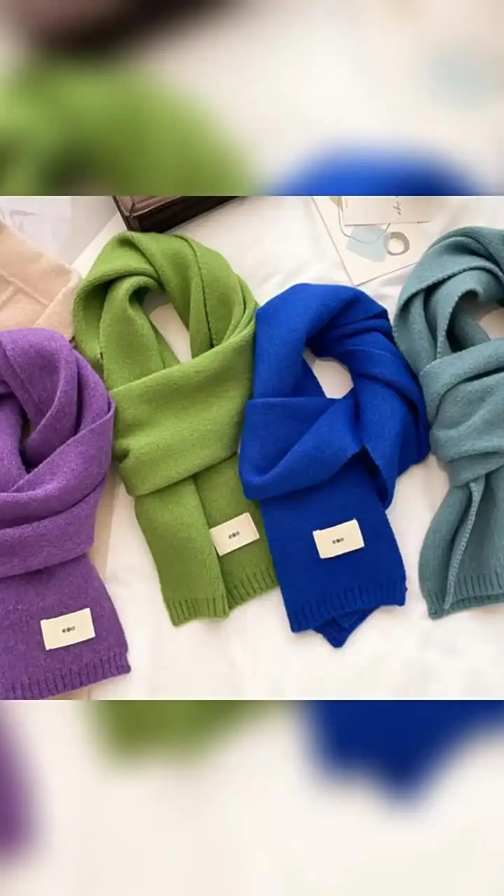 Bufanda De Seda Azul Suave Con Intrincados Bordados Dorados Drapeados