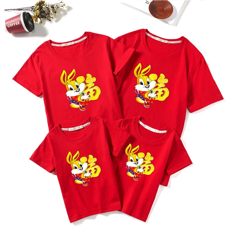 

Коллекция 2023 года, футболка с изображением золотого кролика для родителей и детей, семейная одежда с изображением китайского новогоднего кролика, красная хлопковая короткая блузка с изображением счастья