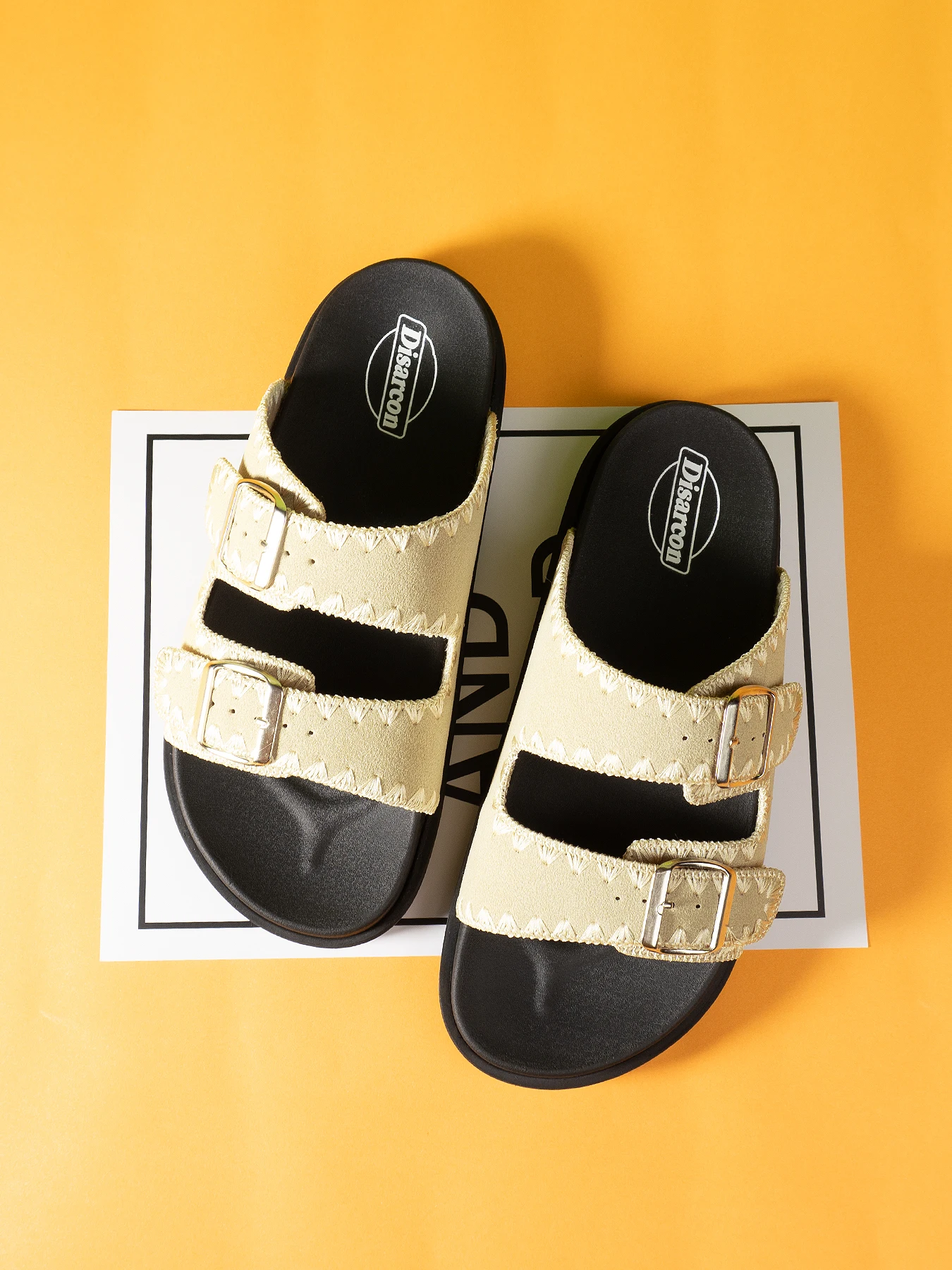 Sandalias de moda de verano para mujer, diseño de doble hebilla de metal, parte superior ajustable, adecuadas para ocio diario al aire libre, vacaciones en la playa, desplazamientos al trabajo, fáciles de usar, zapatillas de baño para interiores, de alta gama, transpirables y antideslizantes