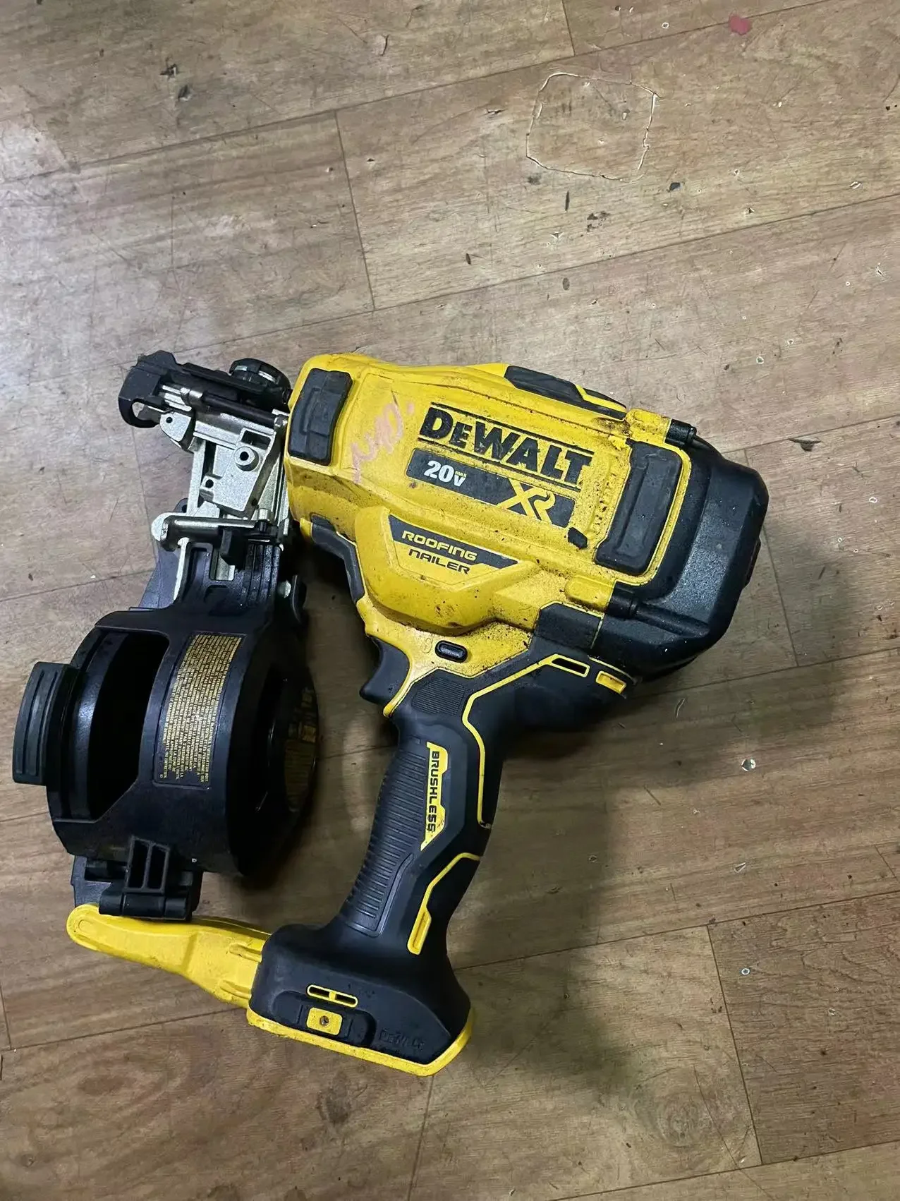 

DEWALT DCN45RN 20V MAX литий-ионный 15-градусный беспроводной гвоздезабивной станок для кровли, б/у