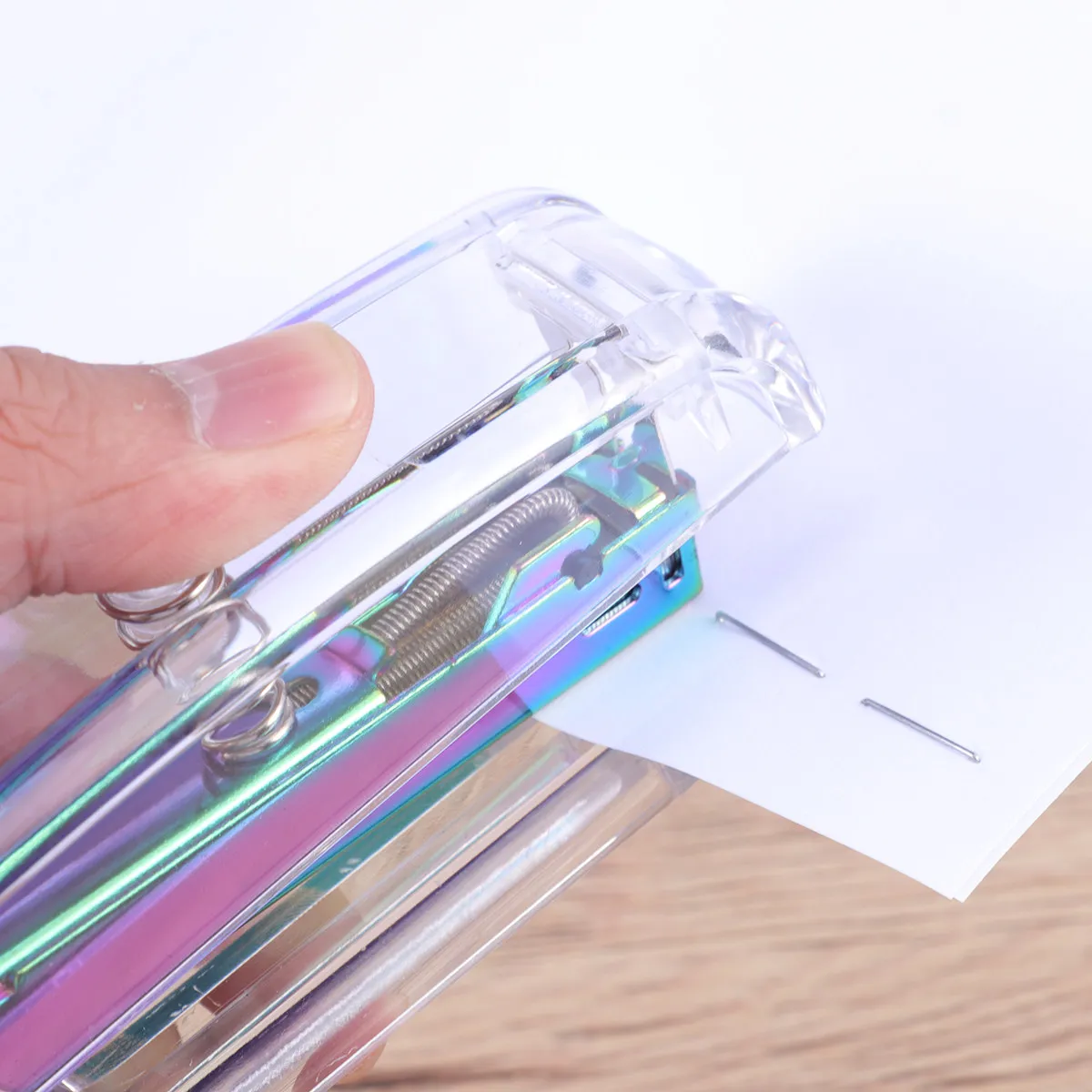 우아한 데스크탑 스테이플러 투명하고 화려한 현대적인 디자인 스테이플링 기계 사무실 학교 가정용 박스형 스테이플러 포함