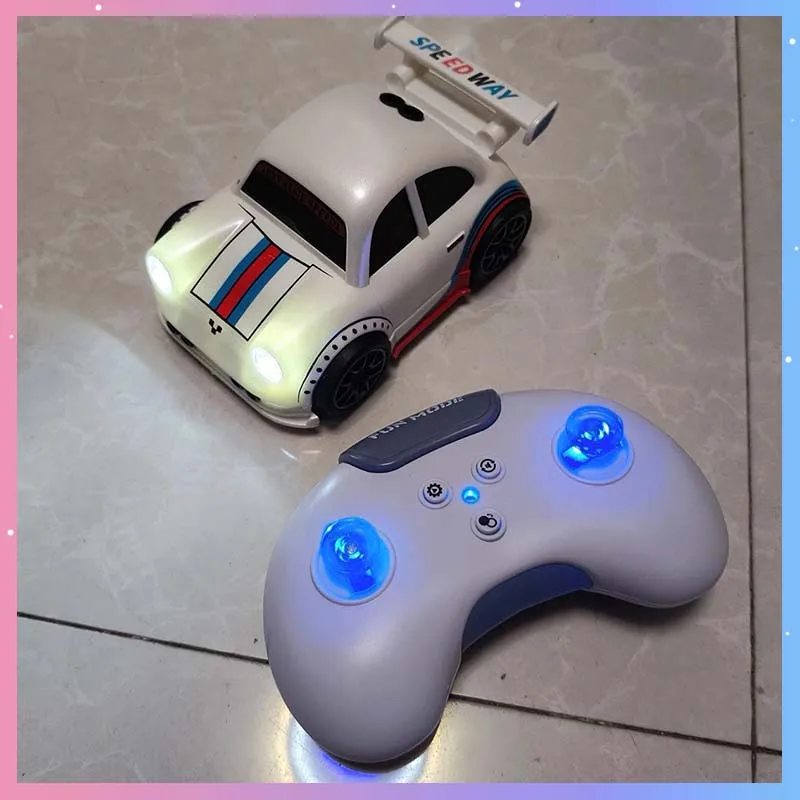 Voiture RC Mini 2.4G blanche et noire avec lumières LED, parfaite pour le drift de bureau