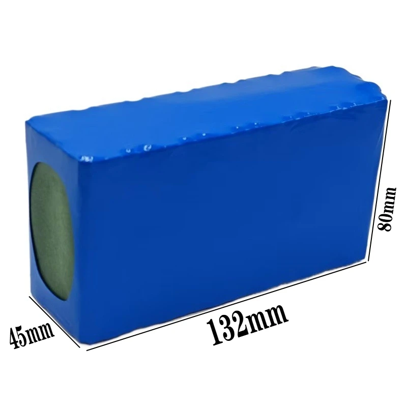 Chargeur multiport pour batterie Li-ion 8400mAh 22.2V, posé sur un établi avec outils à proximité