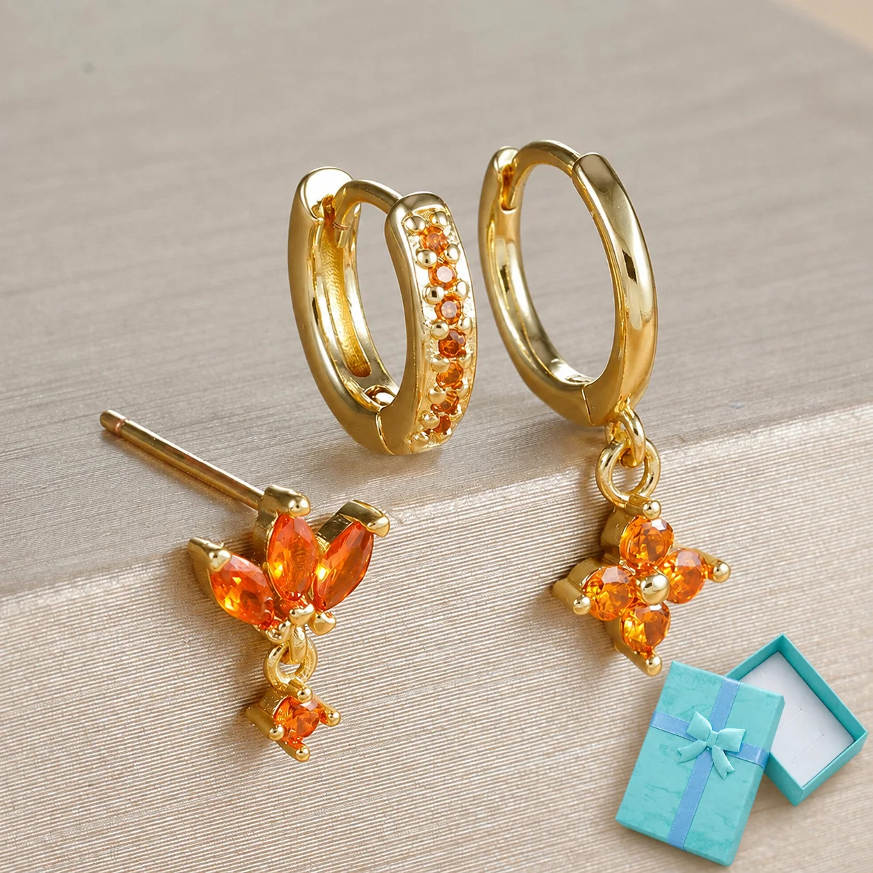 Mit Geschenkbox 3-teiliges Funkelndes Zirkonia-Ohrring-Set für Damen 2 Farben Blumen-Ohrstecker und Huggie-Creolen Unpassender Schmuck Geschenk