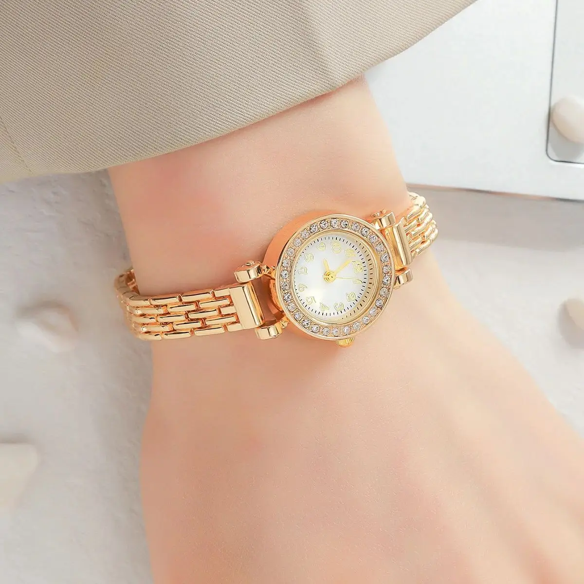 Simple And Fashionable Women's Quartz Watch With Rhinestones 4