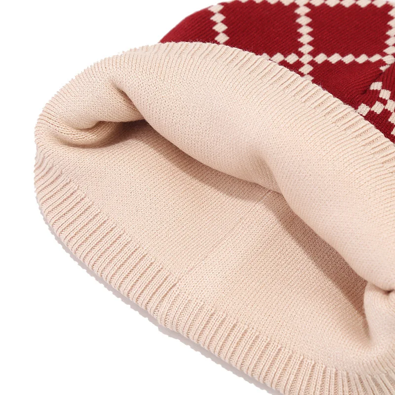 Рисунок 5 - женские вязаные шерстяные шапки