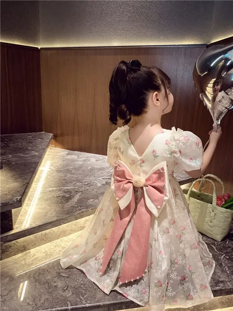 فستان أميرة للبنات من 1-8 سنوات مزين بالدانتيل والزهور مع طباعة كاملة وفيونكة كبيرة وزخارف لؤلؤية لحفلات الأطفال