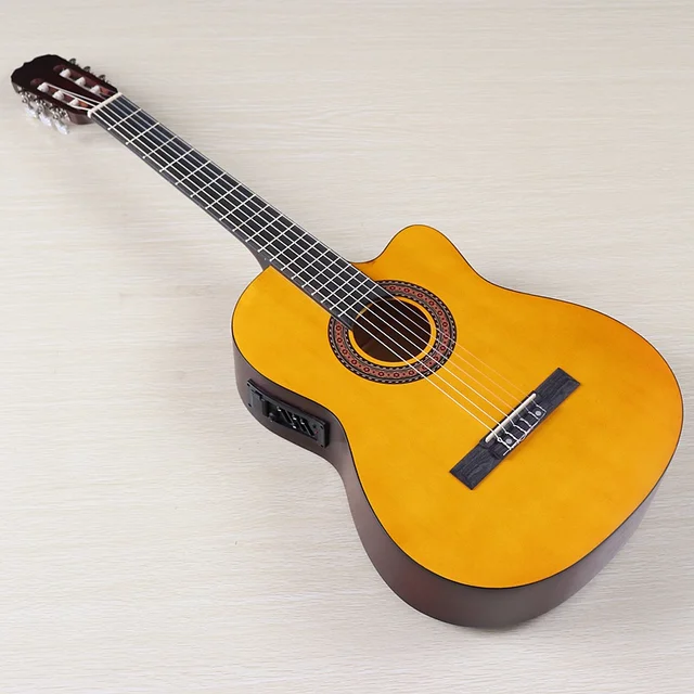 guitare avec 6 cordes en nylon Reine des Neiges