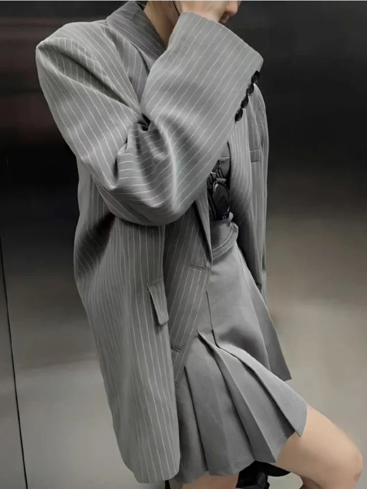 Рисунок 2 - Женские серые блейзеры