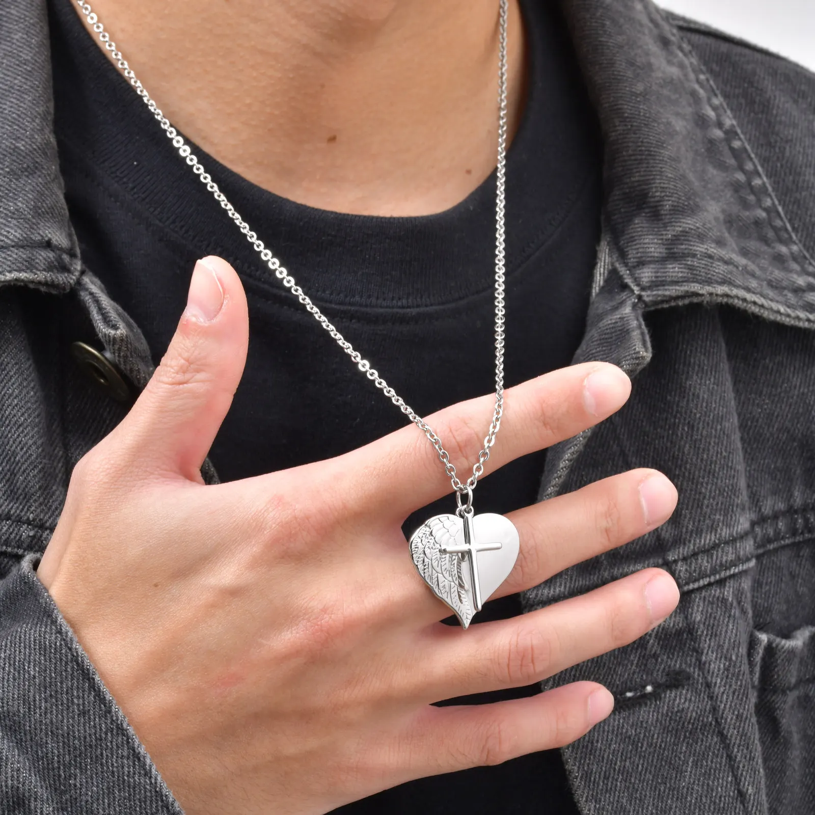 Herzförmige Flügel-Halskette aus Edelstahl für Männer, Rock-Punk-Anhänger in Silberfarbe mit Kreuz, religiöser Gothic-Schmuck als Geschenk – Detail 2