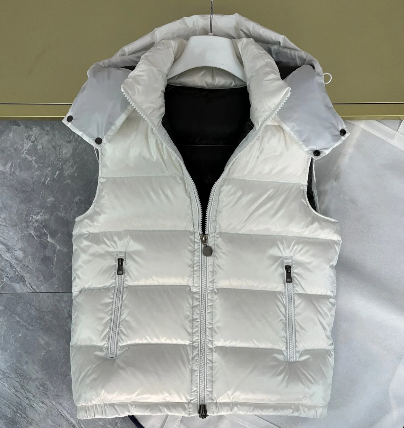 

Solid color Winter men down vest 95% white goose down filling Leisure Loose fitting Hooded vests NFC chip Send dust bag