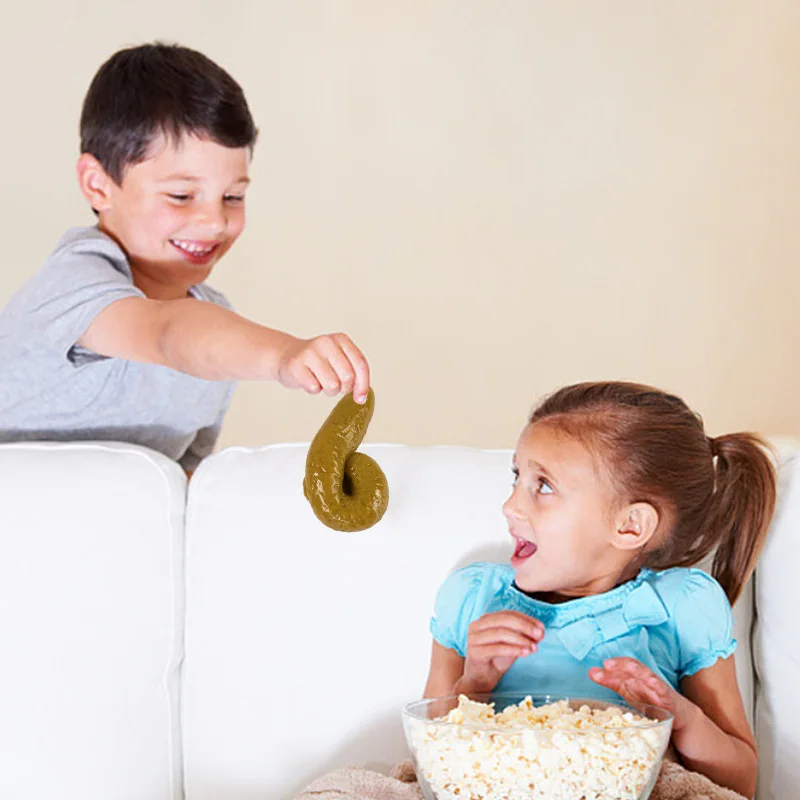 nyhetsartikel skämtleksak visad på neutral bakgrund