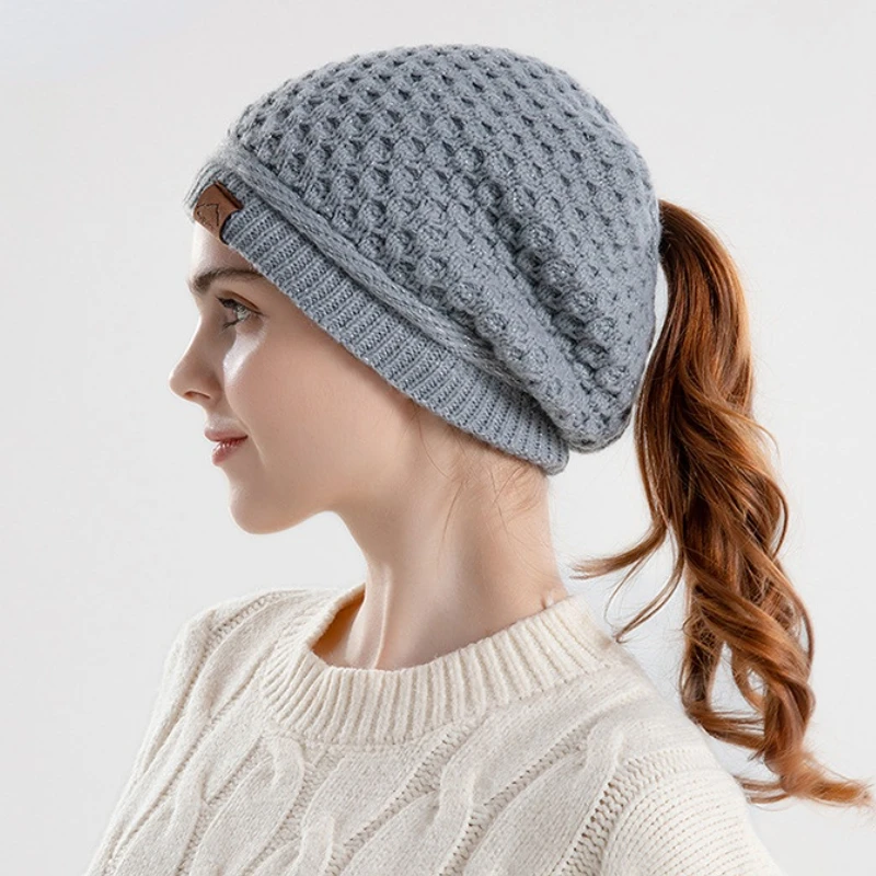 Cappello lavorato a maglia allentato e caldo con coda di cavallo da donna nuova con berretto in tinta unita con foro, protezione per le orecchie comoda per la casa all'aperto_voghion.com