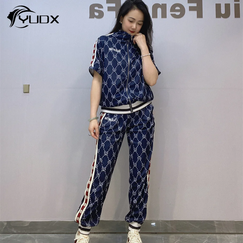 

Костюм женский летний из двух предметов с воротником-стойкой и коротким рукавом