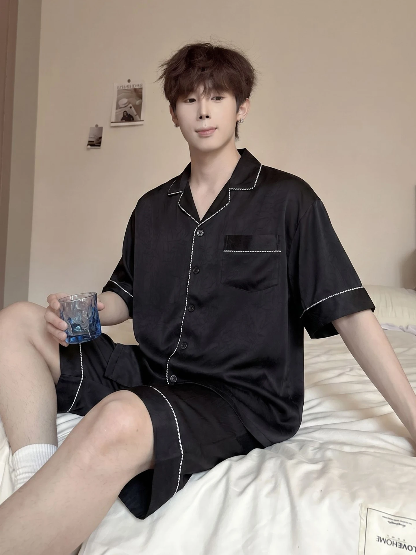남성 여름 아이스 실크 잠옷 반팔 반바지 홈웨어 세트 시원한 느낌 블랙 고급스러운 느낌 2026 신상 캐주얼웨어