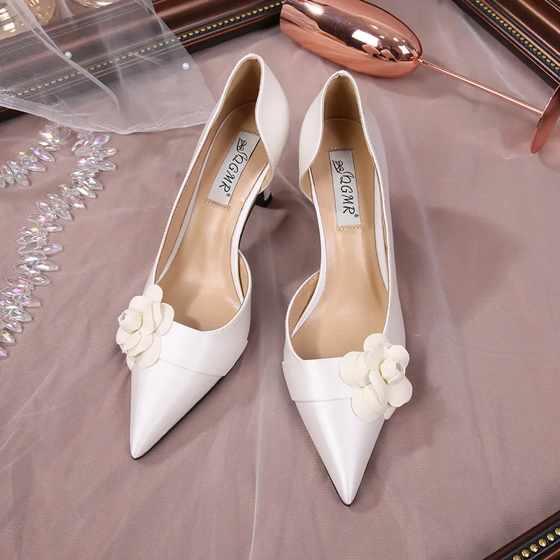 

French Camellia White Satin Face Women Heels Slender Heel 2023 New Simple All-match Banquet Pointed Single Shoe Autumntime