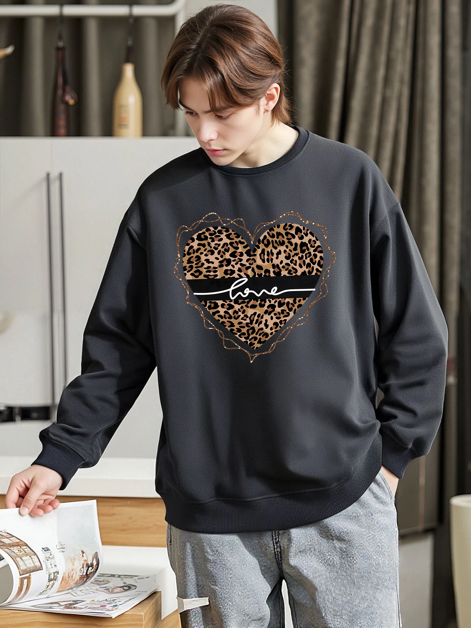 סווטשירט עם הדפס ליאופרד לב אהבה הדפסת אותיות לגברים חמים רך פולוברים וינטאג' קז'ואל הודי סתיו פליז בסיסי ביגוד ספורט