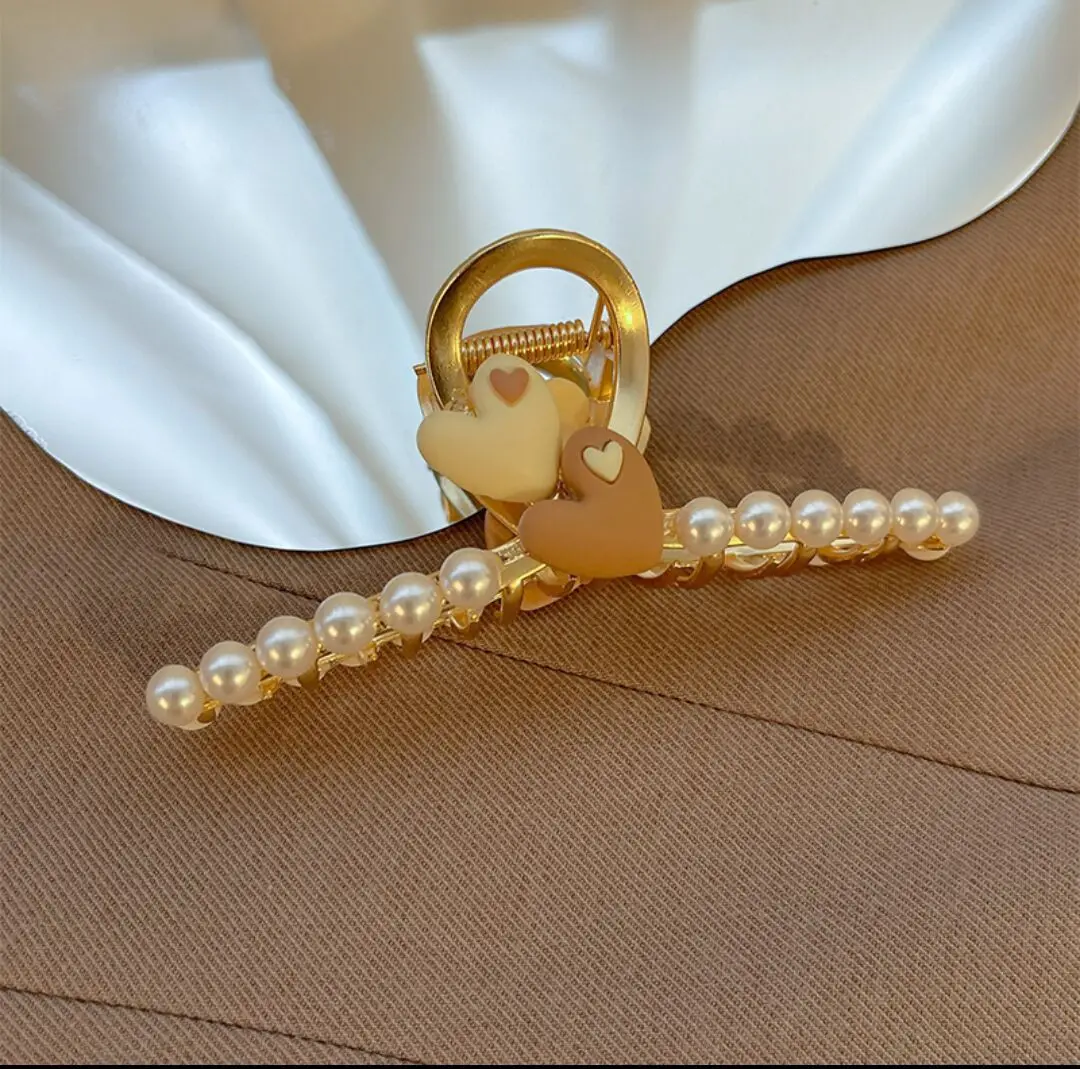 Рисунок 6 - Заколка для волос с сердечками и акулами