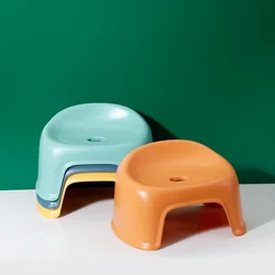 Taburete bajo de estilo nórdico, taburete de plástico para el hogar, taburete para niños, silla pequeña gruesa antideslizante con respaldo, silla de baño