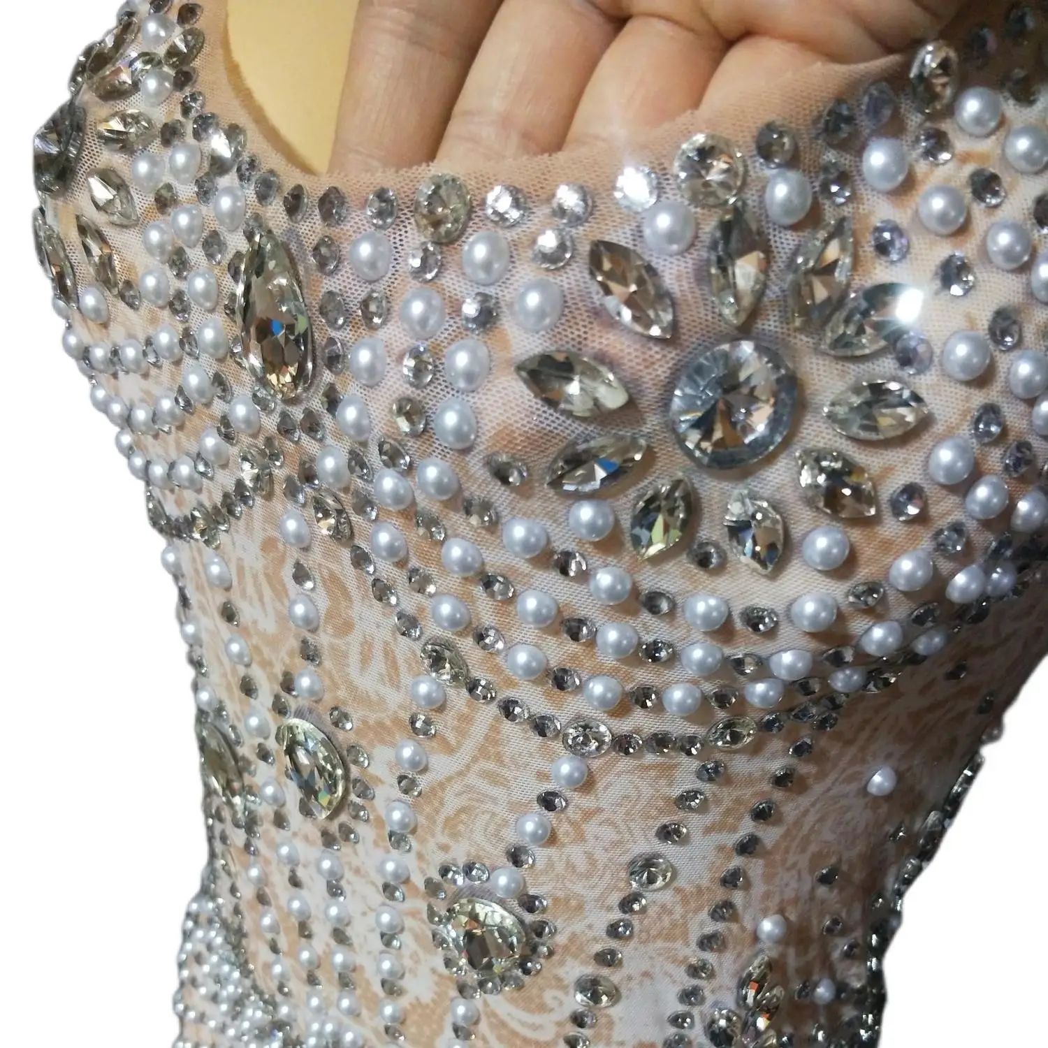 Рисунок 5 - Блестящее женское платье без рукавов с блестками