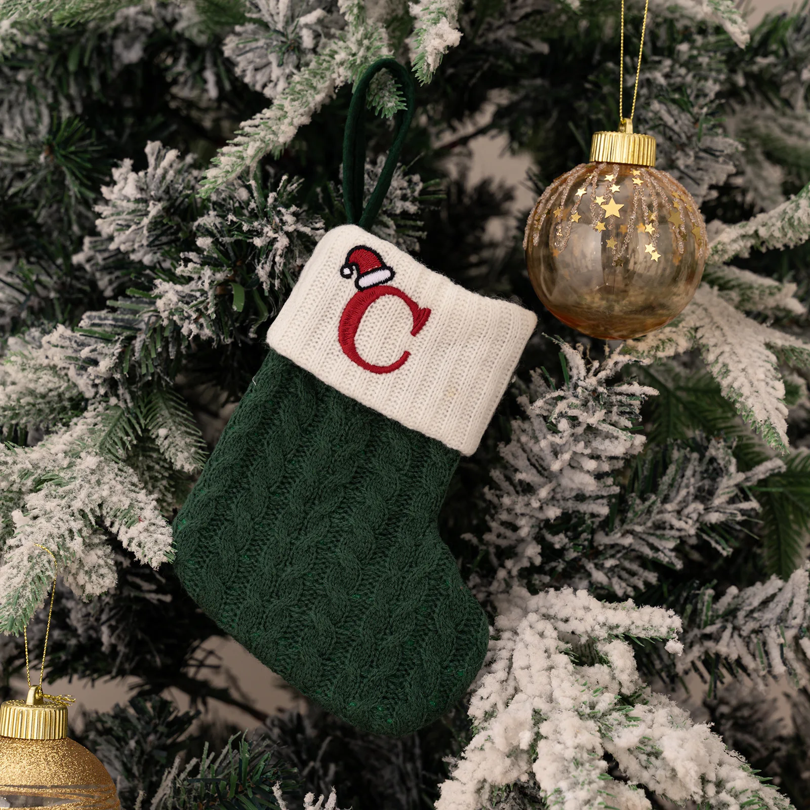 Medias navideñas con copos de nieve verdes, bolsas de regalo de punto suave, colgantes para decoraciones festivas, decoración de chimenea, 26 letras rojas