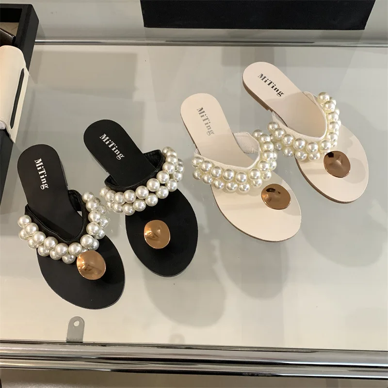 

French Niche Flat Bottomed Flip Flops for Women's Outerwear, New 2024 Summer Fairy Style Pearl Beach Sandals