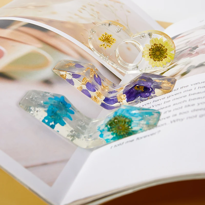 

1PC Epoxy Dried Flowers Thumb Book Support Book Page Holder Book Opener Bookmark