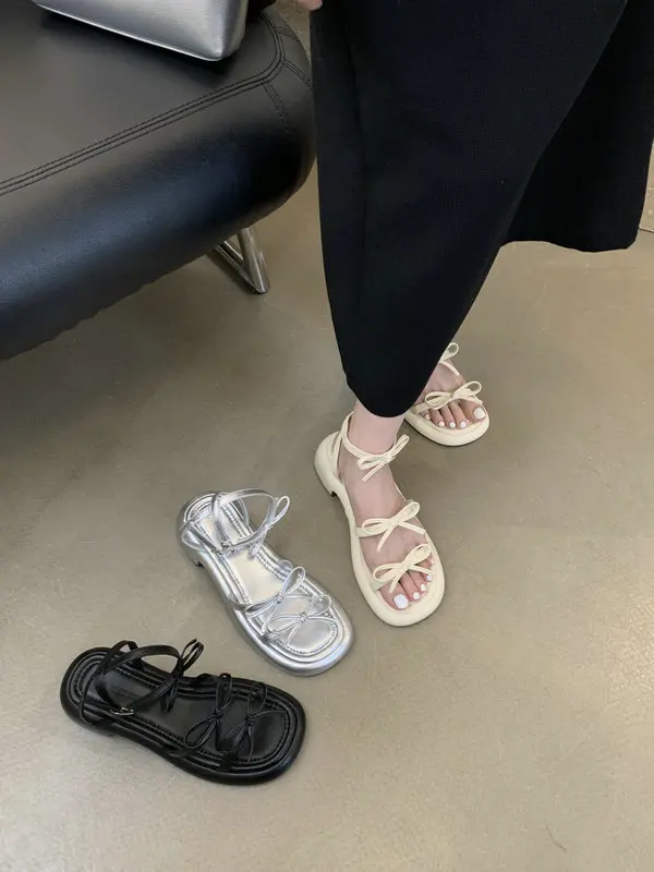 2024 여름 새 여성의 거친 뒤꿈치 샌들 활 매듭 부드러운 스타일 스트랩 버클 오픈 발가락 요정 스타일 다목적 로마 샌들 