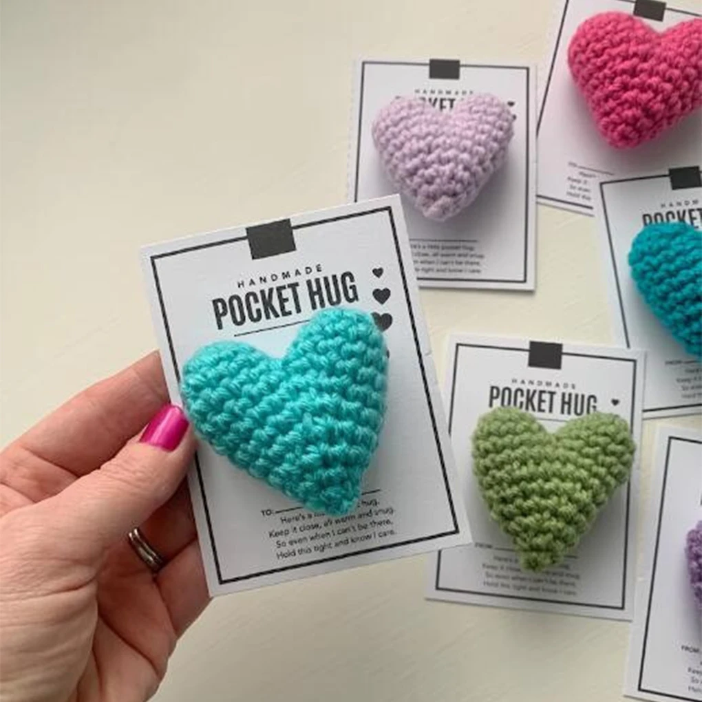 

Маленький подарок с вязаным сердцем, легкий и портативный для удобного маленького декоративного орнамента