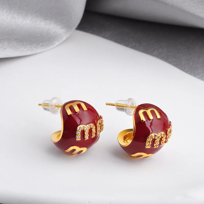

2024 New Luxury Letter Fashion Earrings For Women Red Black White Arc Ball Earings Wholesale