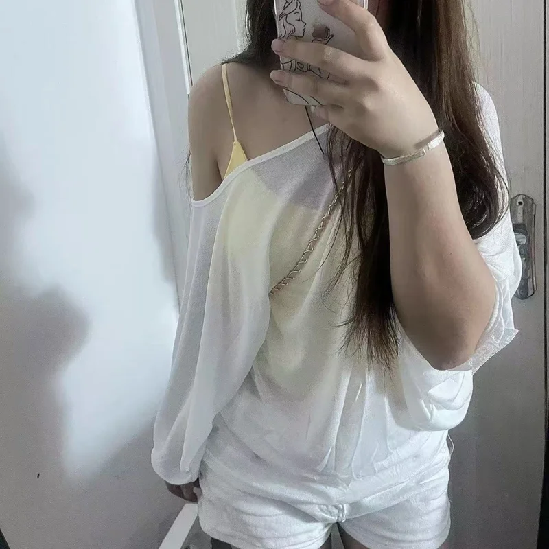 รูปสินค้า เสื้อโอเวอร์ไซส์แขนปีกค้างคาว ลูกไม้ไขว้หลัง เซ็กซี่