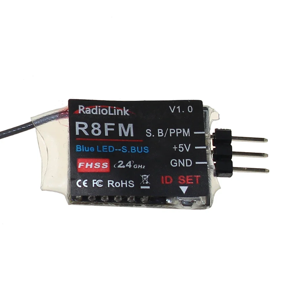 Vue détaillée du récepteur RadioLink R9DS avec dissipateur thermique, conçu pour modélisme RC exigeant.