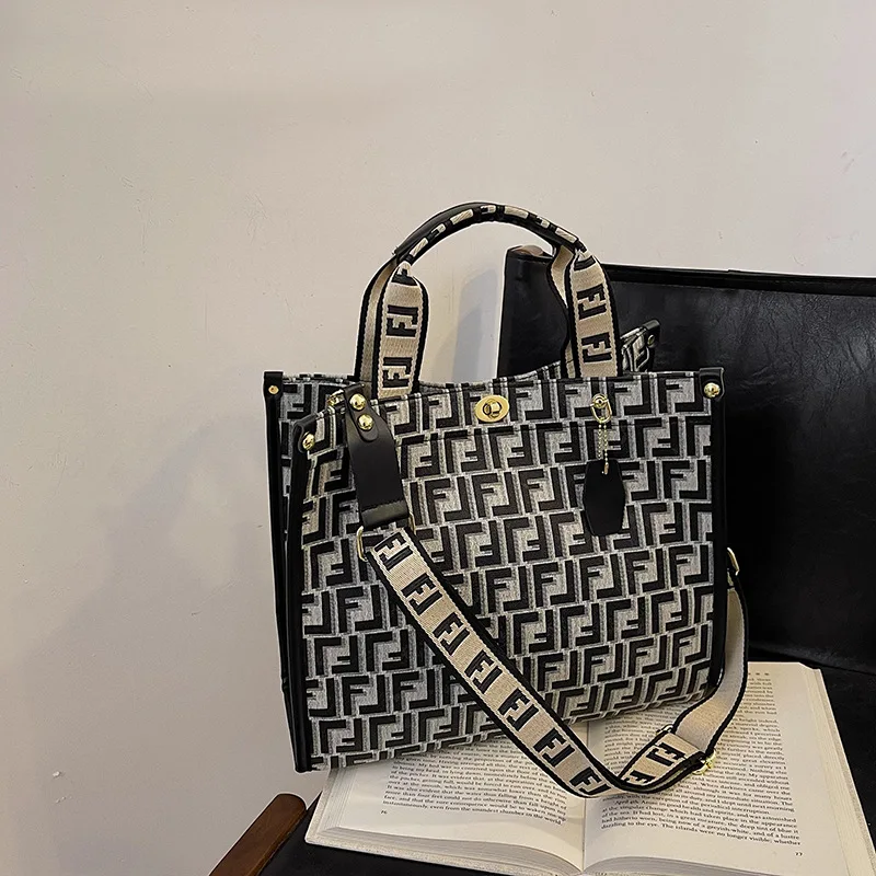 Spring Personality Leisure Luxury Design Single Shoulder Crossbody Bag for Commuter shoulder bag lady messenger bag