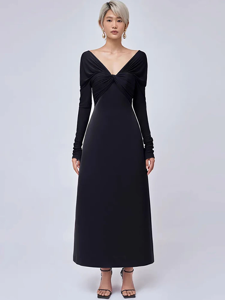 Рисунок 2 - Женское бархатное платье с V-образным вырезом DEAT