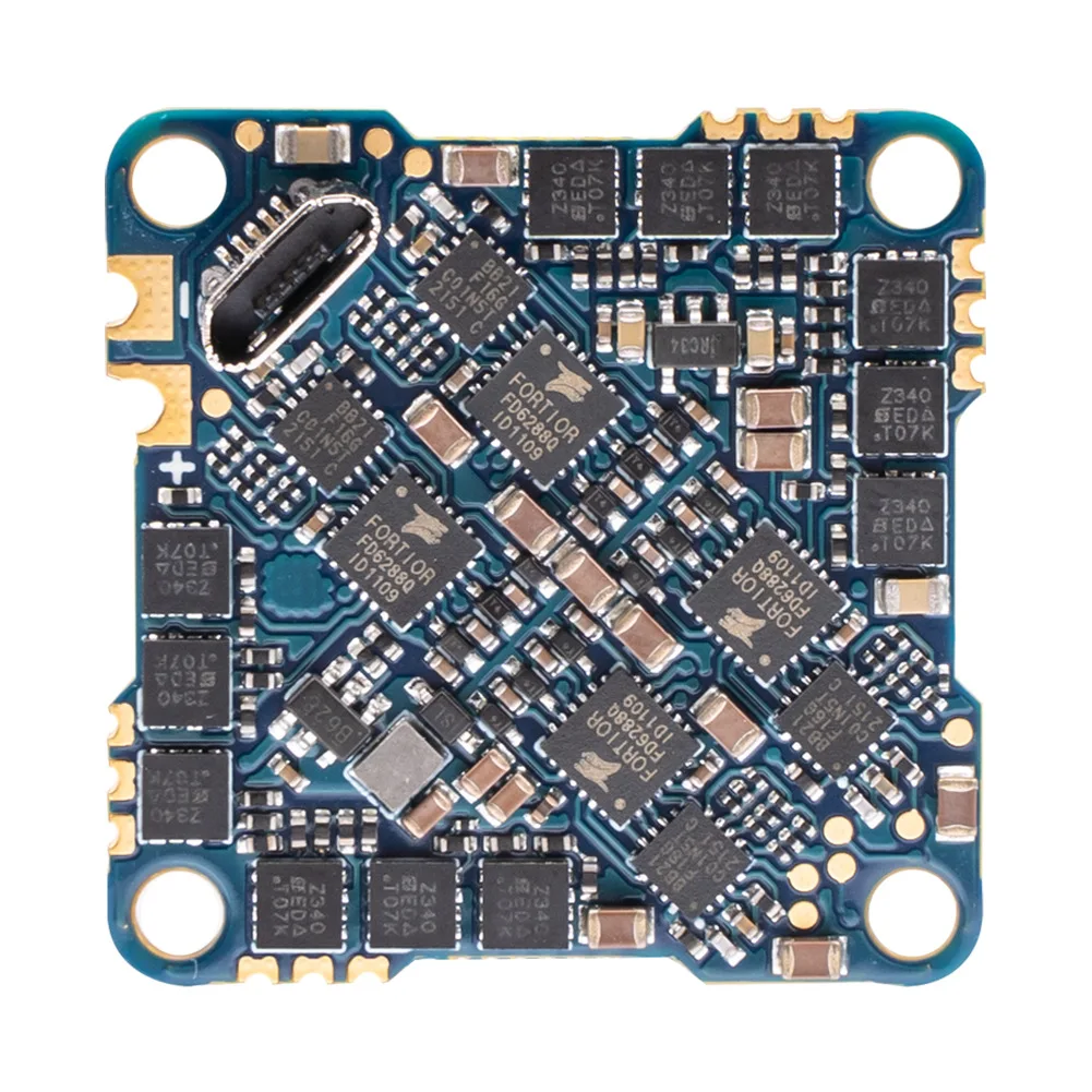 Angle de la carte SucceX-D F4 AIO 33x33mm, mettant en évidence sa taille réduite pour micro drone FPV.