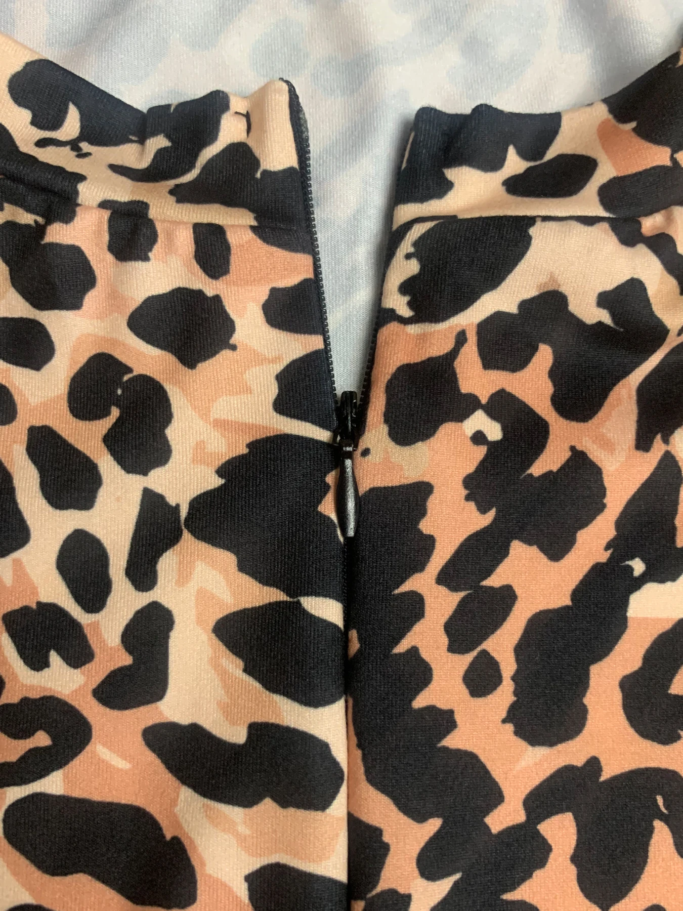 Modischer, langärmeliger, sexy Jumpsuit mit Leopardenmuster, V-Ausschnitt und Reißverschluss. – Detail 18