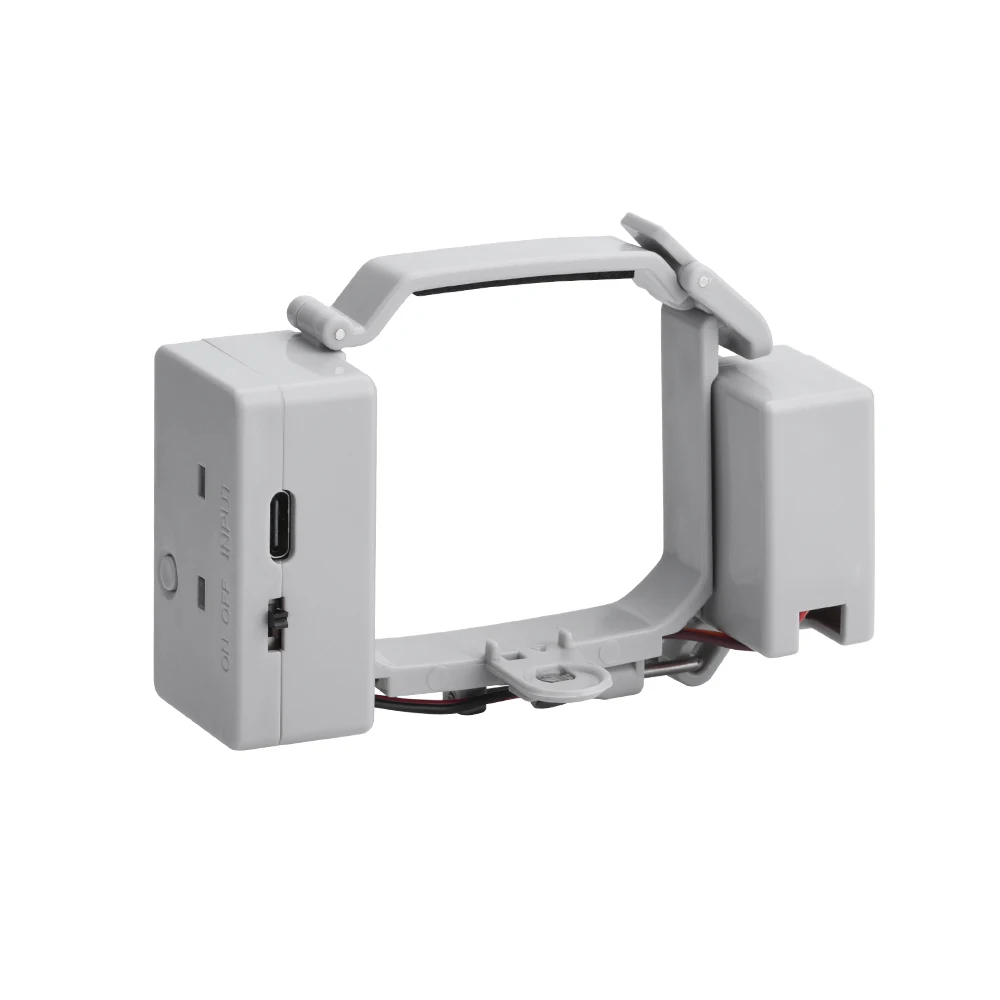 Drone Mini 4 Pro en vol avec le lanceur de cadeau, larguant une bague dans un écrin