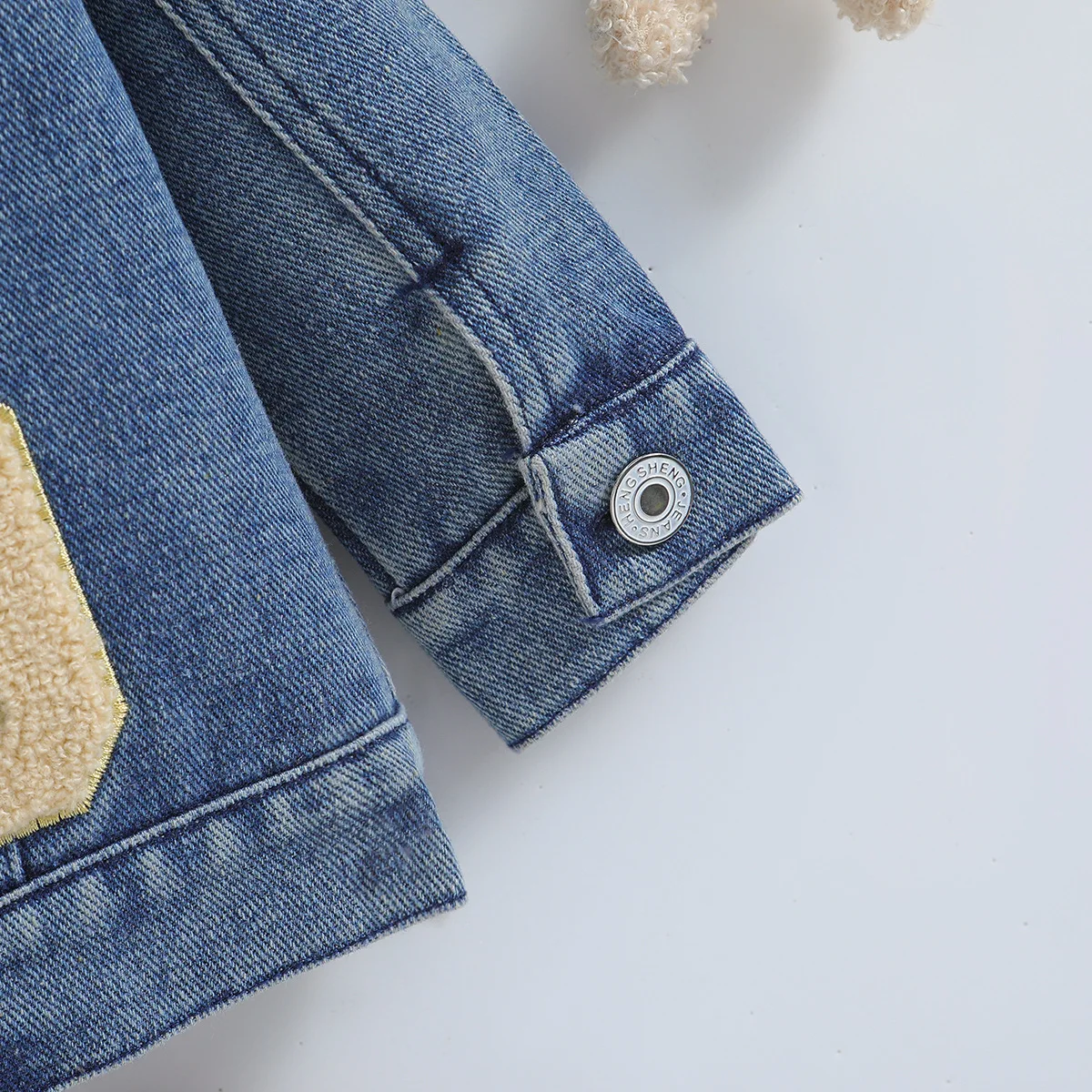 패션 어린이 데님 재킷 새로운 스타일  소년 소녀 봄 가을 의류 긴 소매 편지 캐주얼 패션 재킷