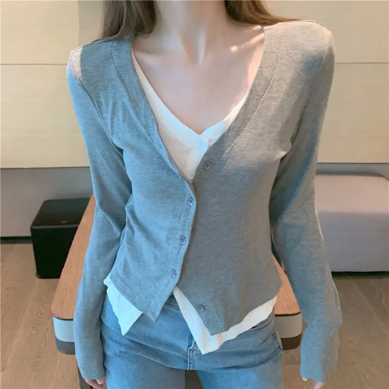 

V-neck Stitching Contrast Color Fake Two-piece Long-sleeved T-shirt Women's Spring New Design Sense Niche Slim-fit Chic Top