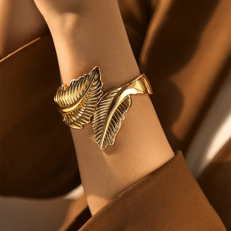

SOAR EAST Gold Color Opening Bangles With Leaf Shaped Creative And Unique Design Bracelet Gold Color Women Fashion Jewelry