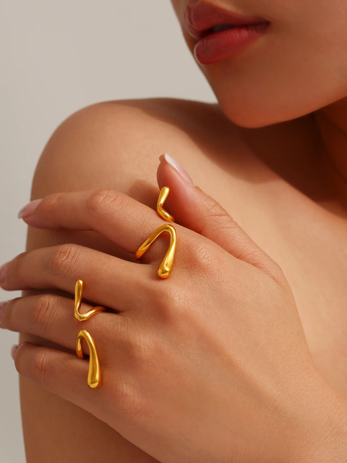 Einfacher 316L Edelstahlring für Damen, modischer geometrischer Ring in Gold- oder Silberfarbe, personalisierbar, wasserdichter Schmuck für Frauen. – Detail 1
