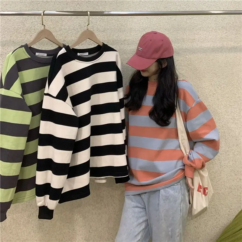 Рисунок 2 - Тонкий полосатый свитер с круглым